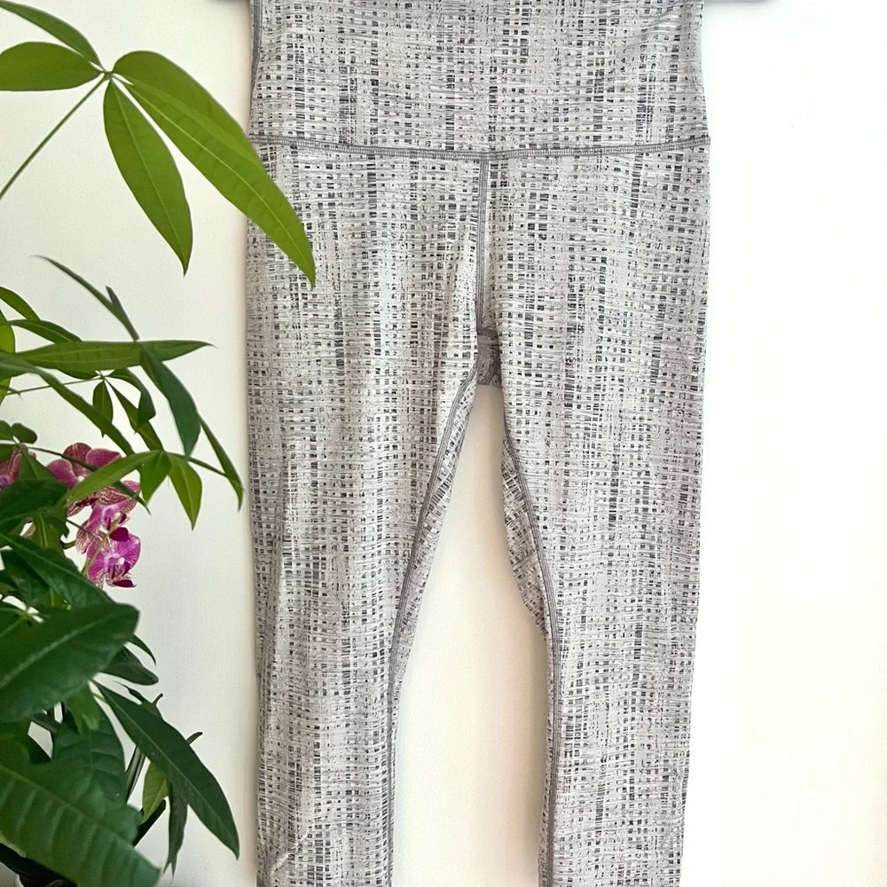 Lululemon Capri Length Grey Patterned Leggings - Picture 3 of 5